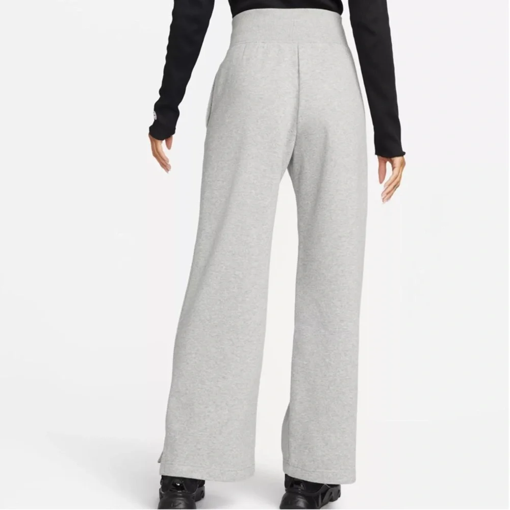 Nike Sportswear Phoenix
Fleece High-Waisted
Wide-Leg Sweatpants - Picture 2 of 14